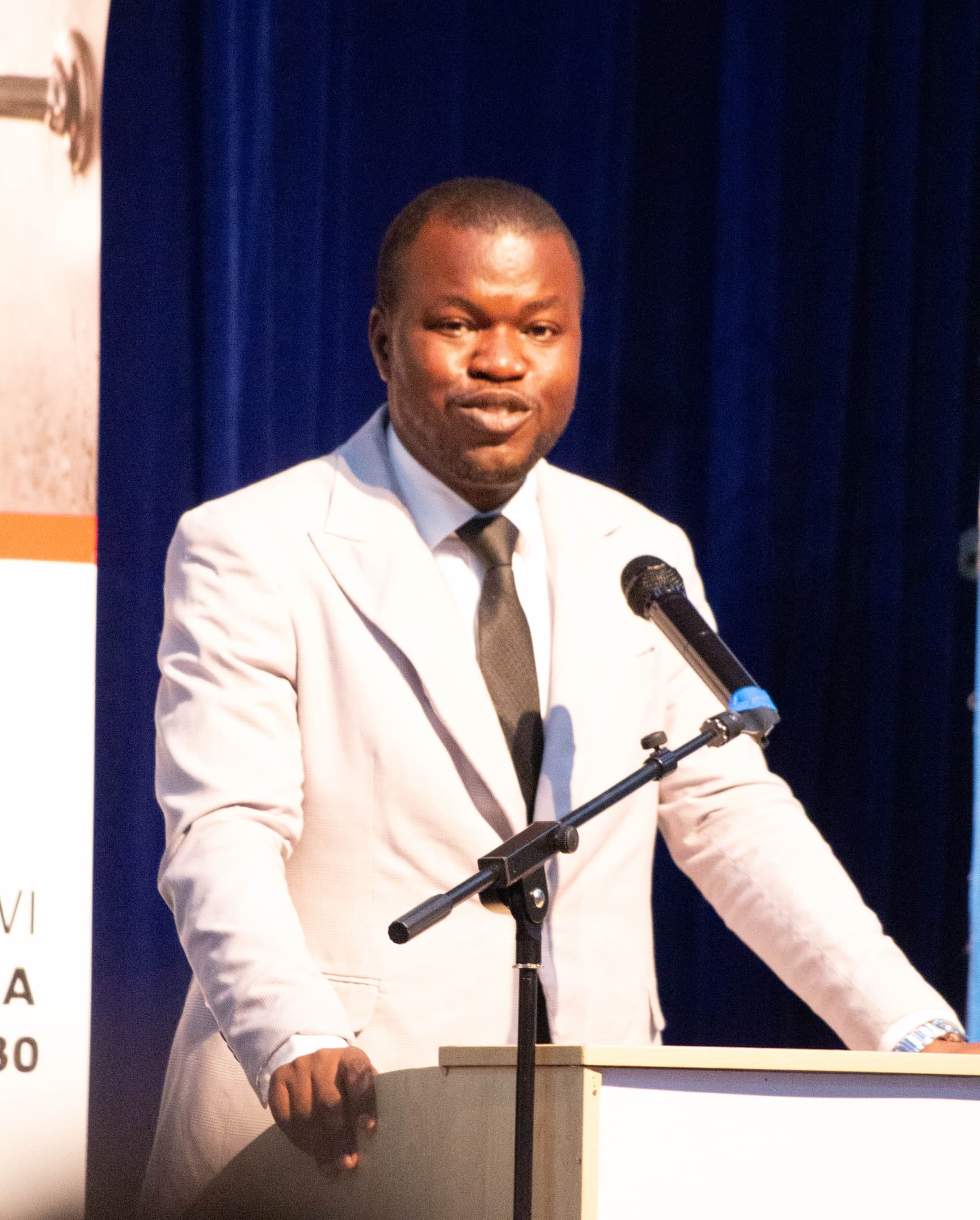 Ein Bild, das Kleidung, Mikrofon, Person, Menschliches Gesicht enthält.
KI-generierte Inhalte können fehlerhaft sein.