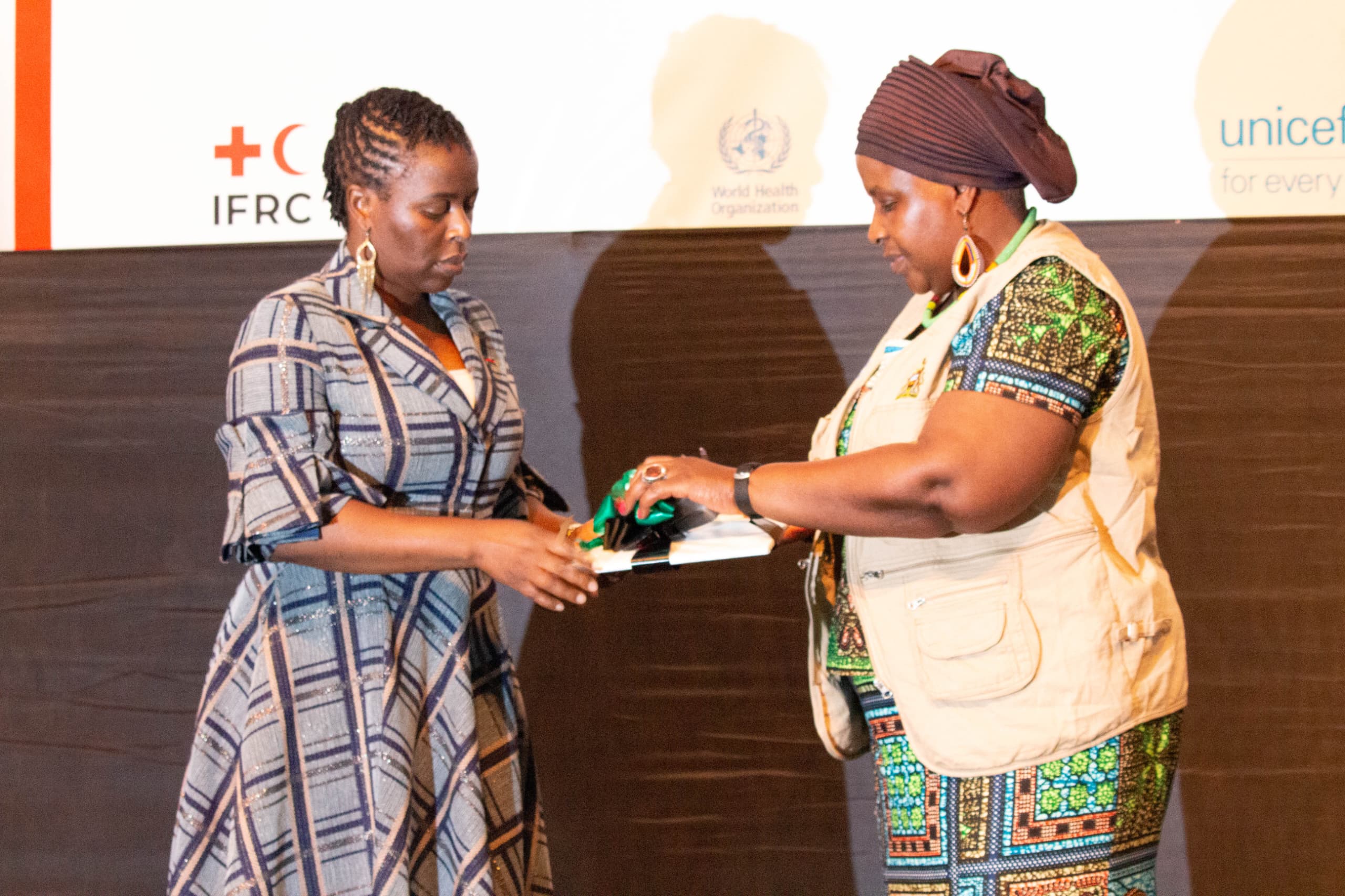 Ein Bild, das Kleidung, Person, Menschliches Gesicht, Modeaccessoire enthält.
KI-generierte Inhalte können fehlerhaft sein.